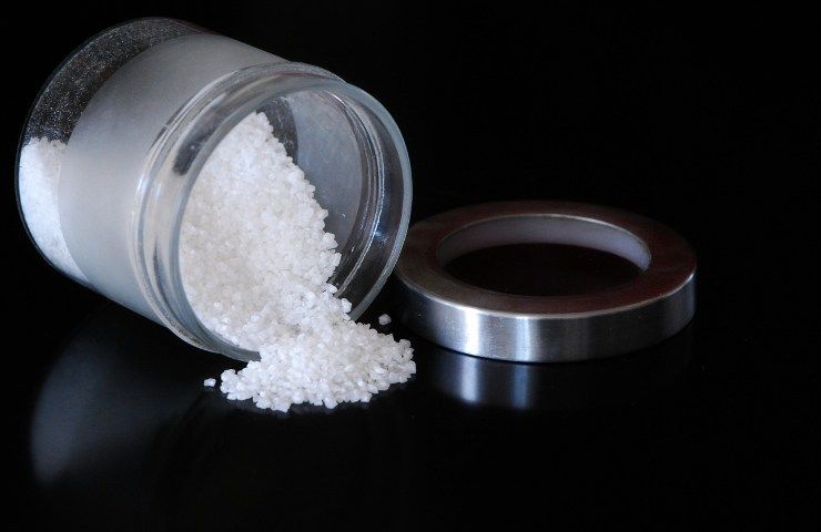 Soda bikarbona pomiješati krupnu sol