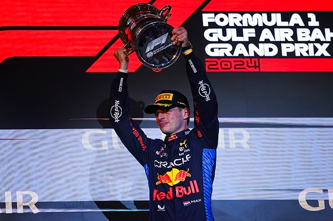 Max Verstappen iz Red Bulla podiže pobjednički pehar na F1 Velikoj nagradi Bahreina na međunarodnoj stazi u Bahreinu 2. ožujka 2024. (Eric Alonso/Getty Images)