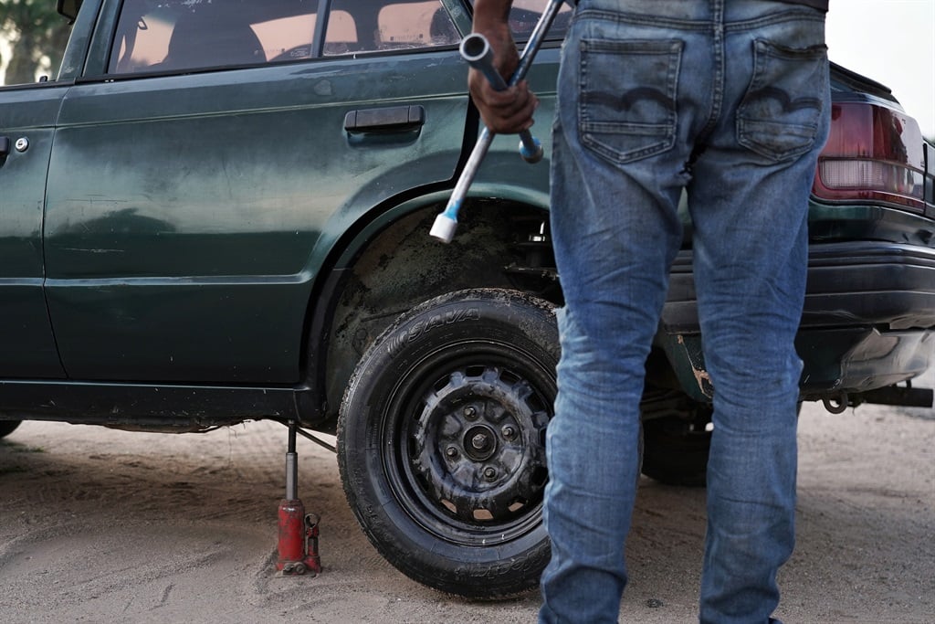Popravljanje kotača oštećenog rupom na cesti u Mmabatho Ma