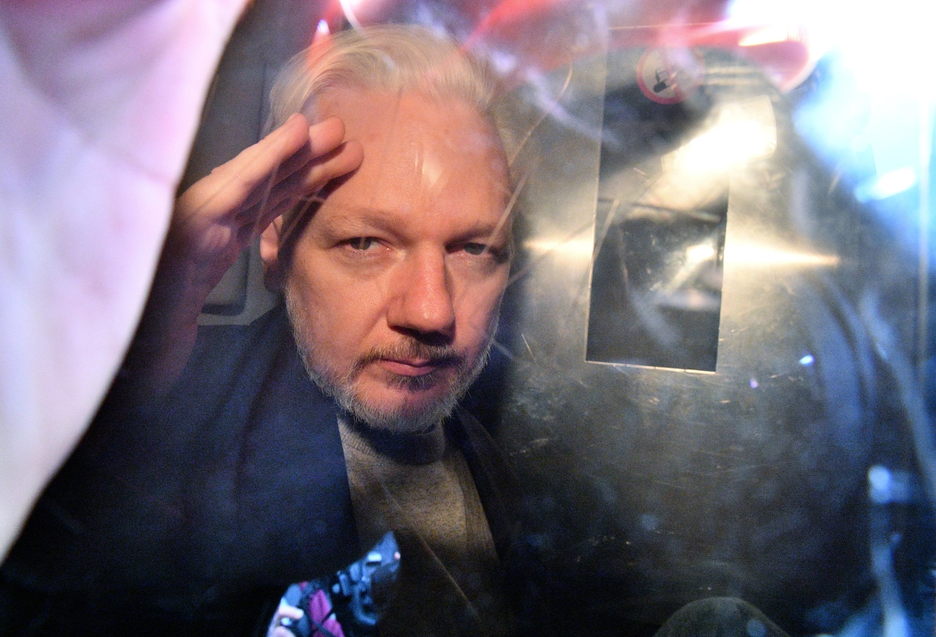 FOTO: Osnivač WikiLeaksa Julian Assange gestikulira s prozora zatvorskog kombija dok ga tjeraju iz suda Southwark Crown Court u Londonu 1. svibnja 2019.
