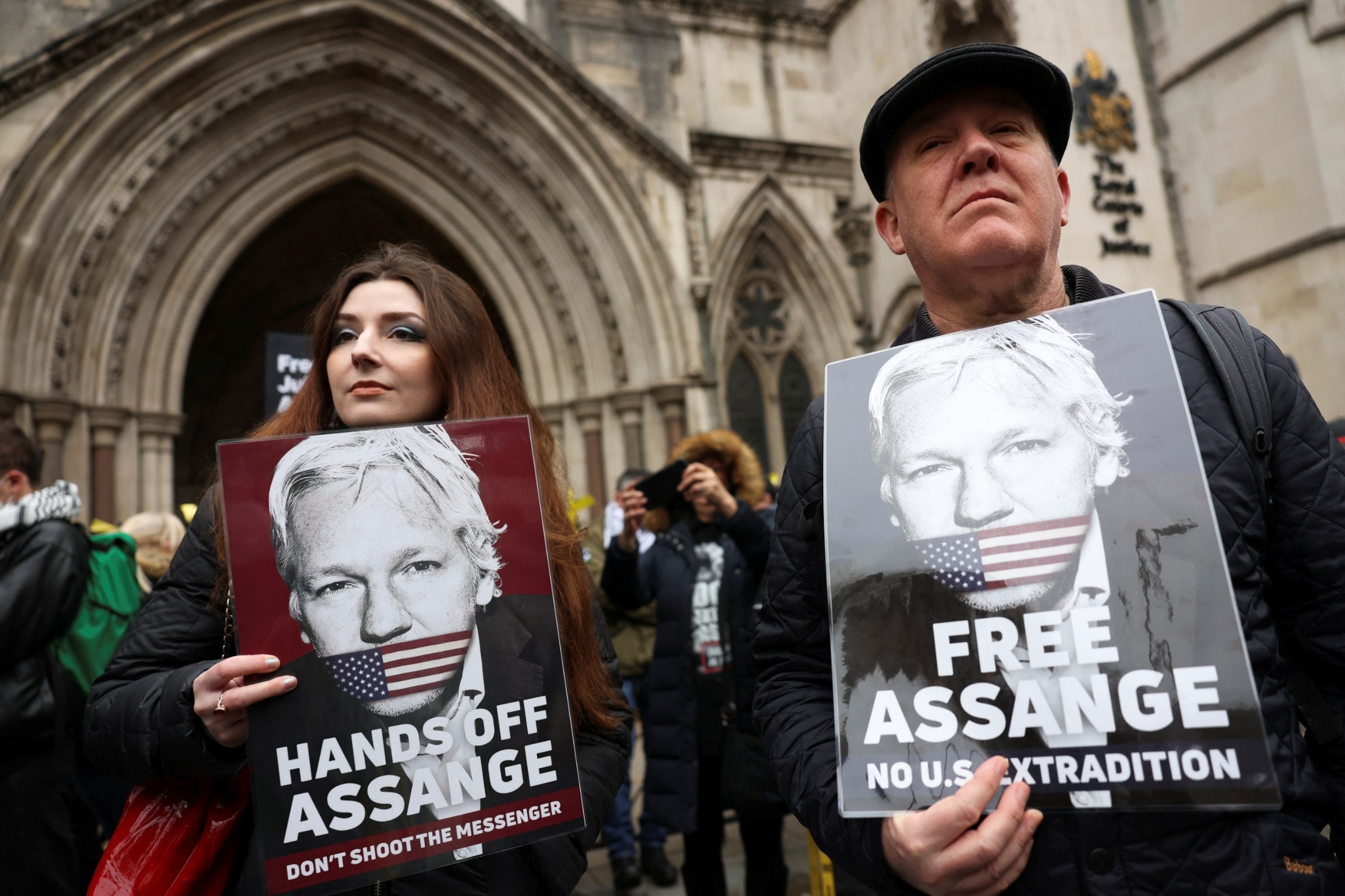 FOTO: Pristalice osnivača WikiLeaksa Juliana Assangea stoje ispred visokog suda na dan kada se Assange žalio na njegovo izručenje Sjedinjenim Državama, u Londonu, 20. veljače 2024. 