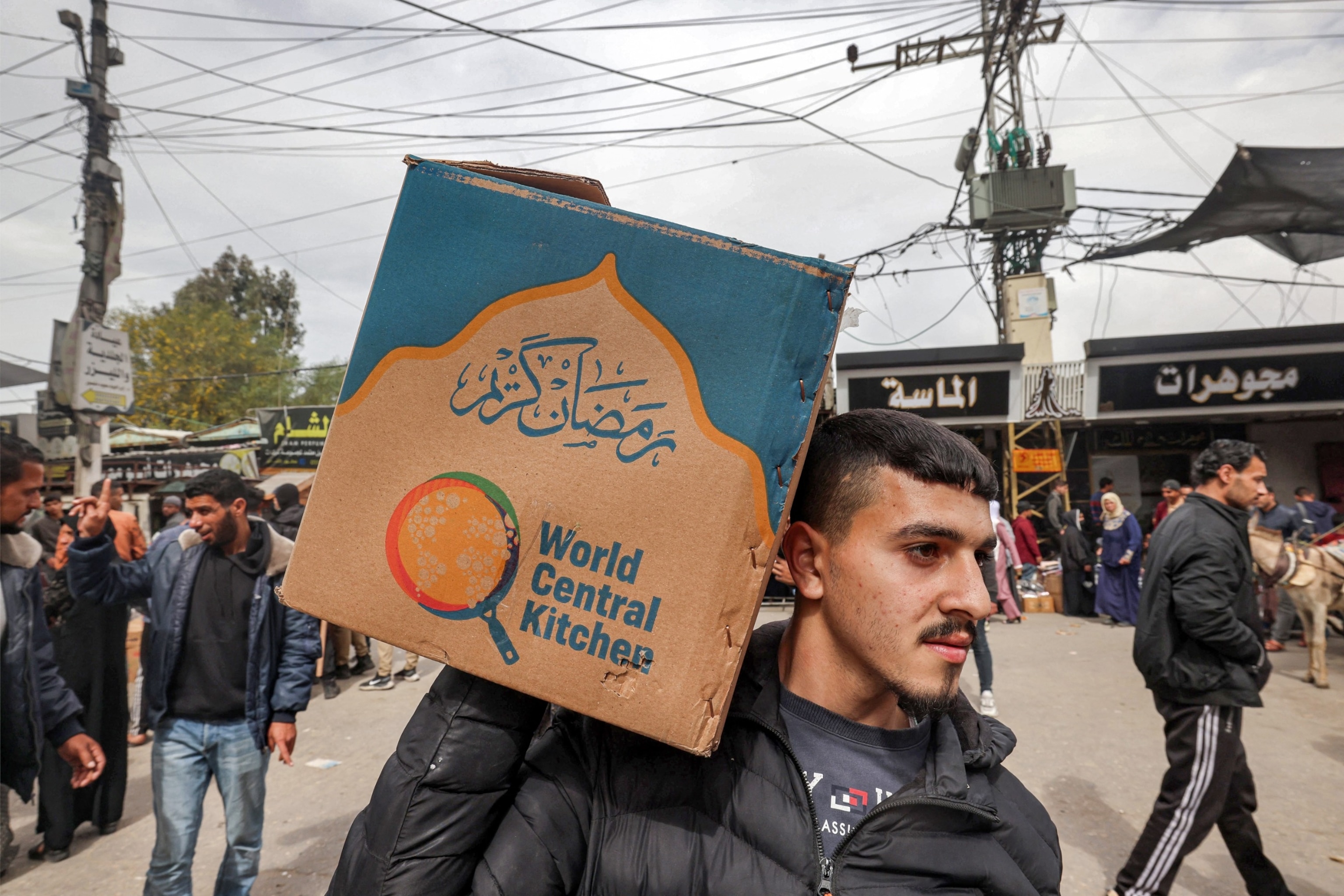 FOTO: Muškarac nosi kartonsku kutiju pomoći u hrani koju je osigurala neprofitna nevladina organizacija World Central Kitchen u Rafahu u južnom Pojasu Gaze 17. ožujka 2024.