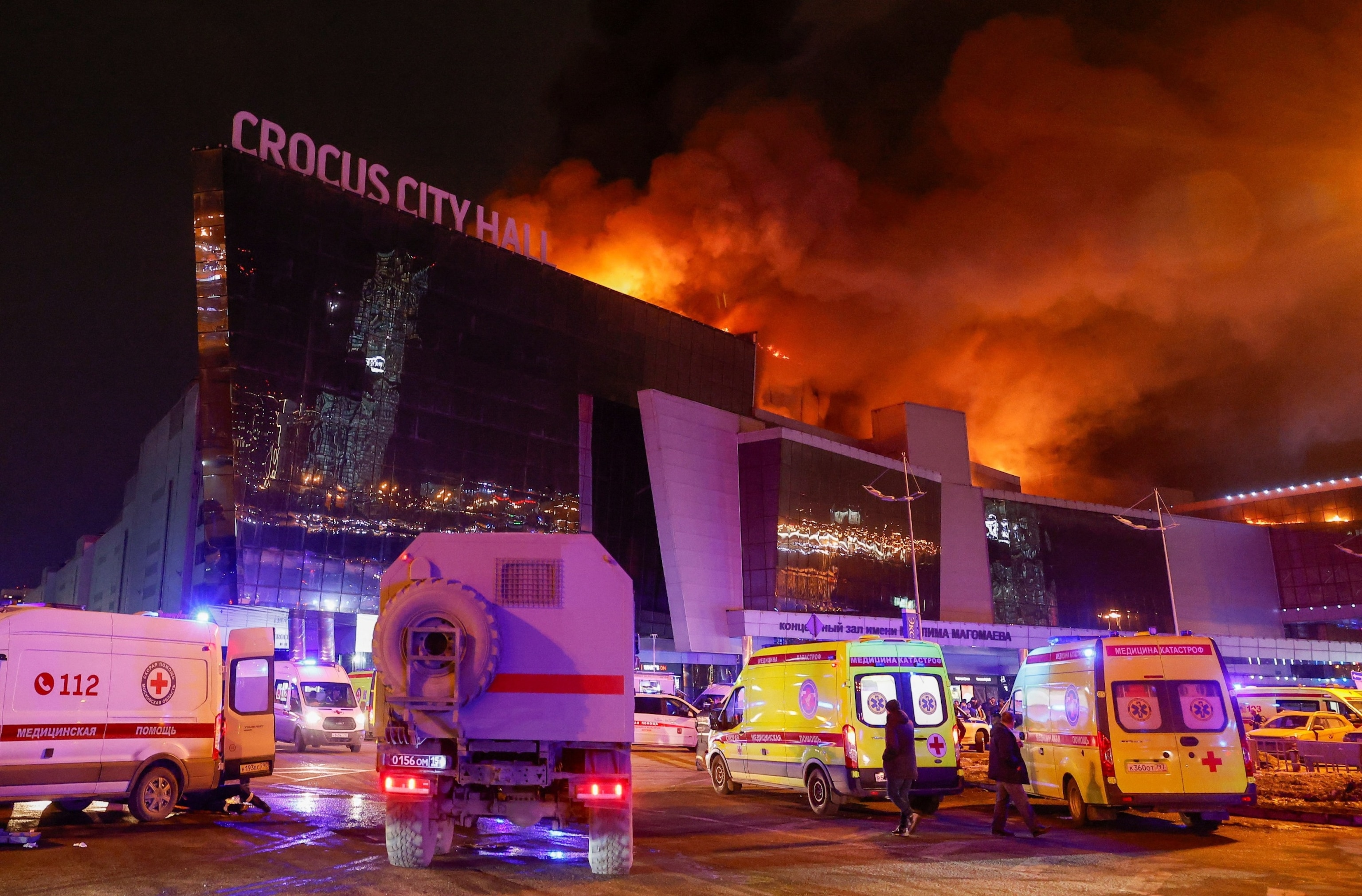 FOTO: Vozila ruskih hitnih službi parkirana su u blizini zapaljene koncertne dvorane Crocus City Hall nakon prijavljenog incidenta s pucnjavom, izvan Moskve, 22. ožujka 2024. 