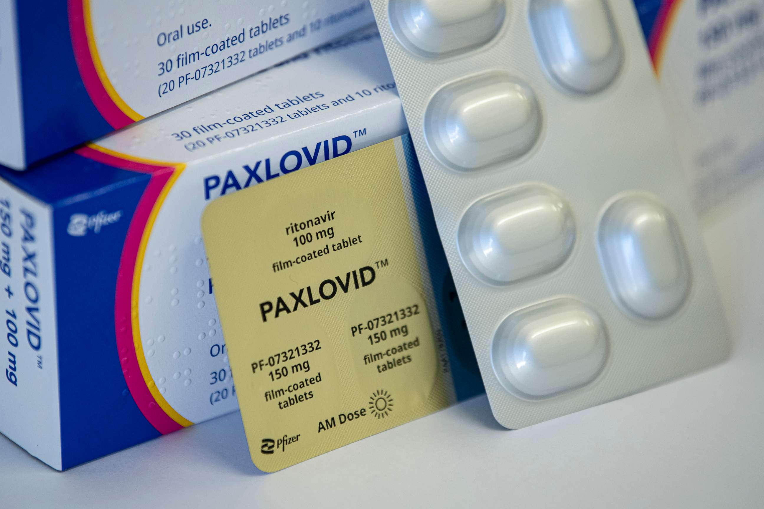 FOTO: Lijek Paxlovid protiv Covid-19 proizvođača Pfizer naslagan na stolu u Berlinu, 1. ožujka 2022.	 