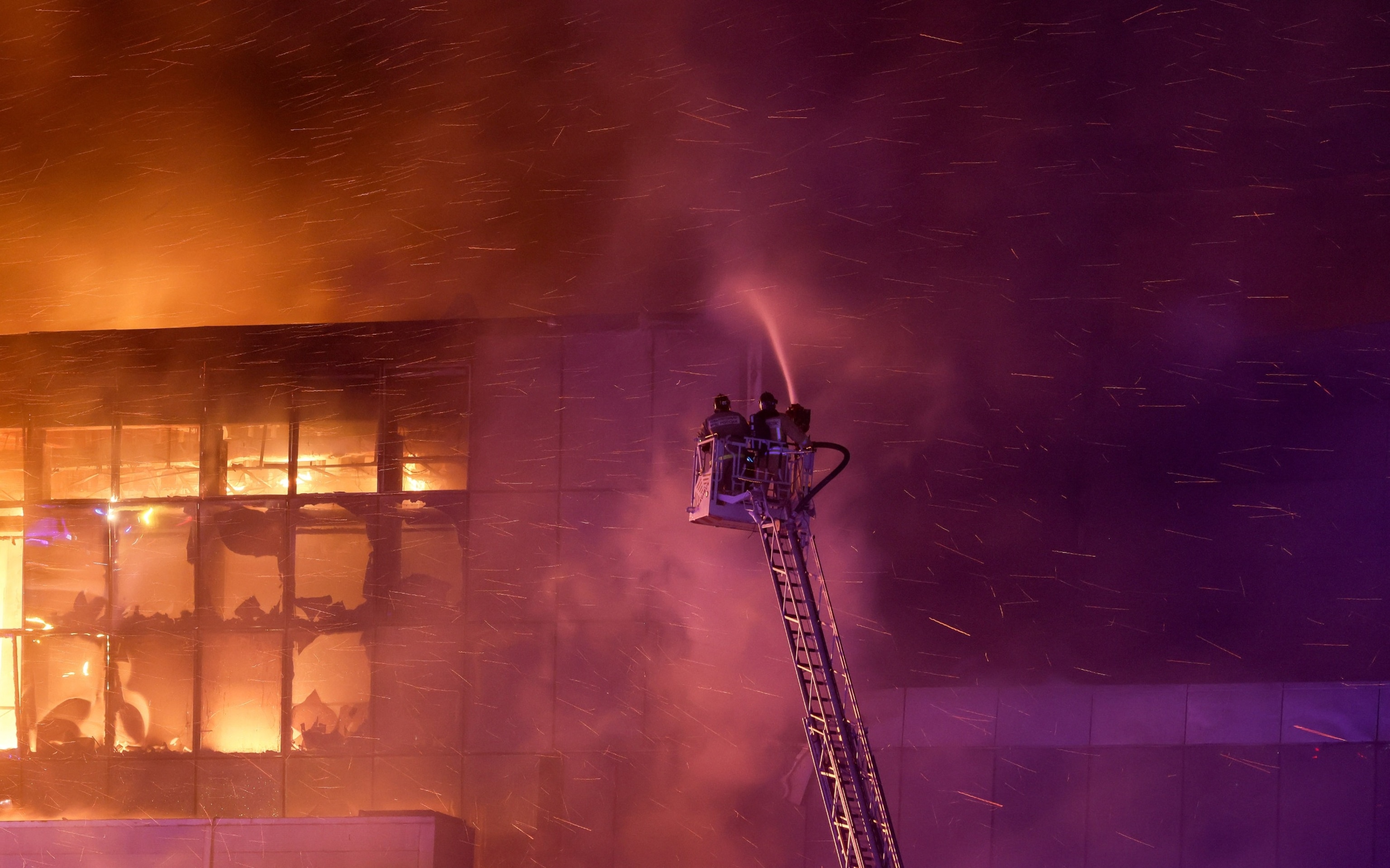 FOTO: Spasioci rade na gašenju požara u zapaljenoj koncertnoj dvorani Crocus City Hall nakon incidenta s pucnjavom, izvan Moskve, Rusija, 22. ožujka 2024. 