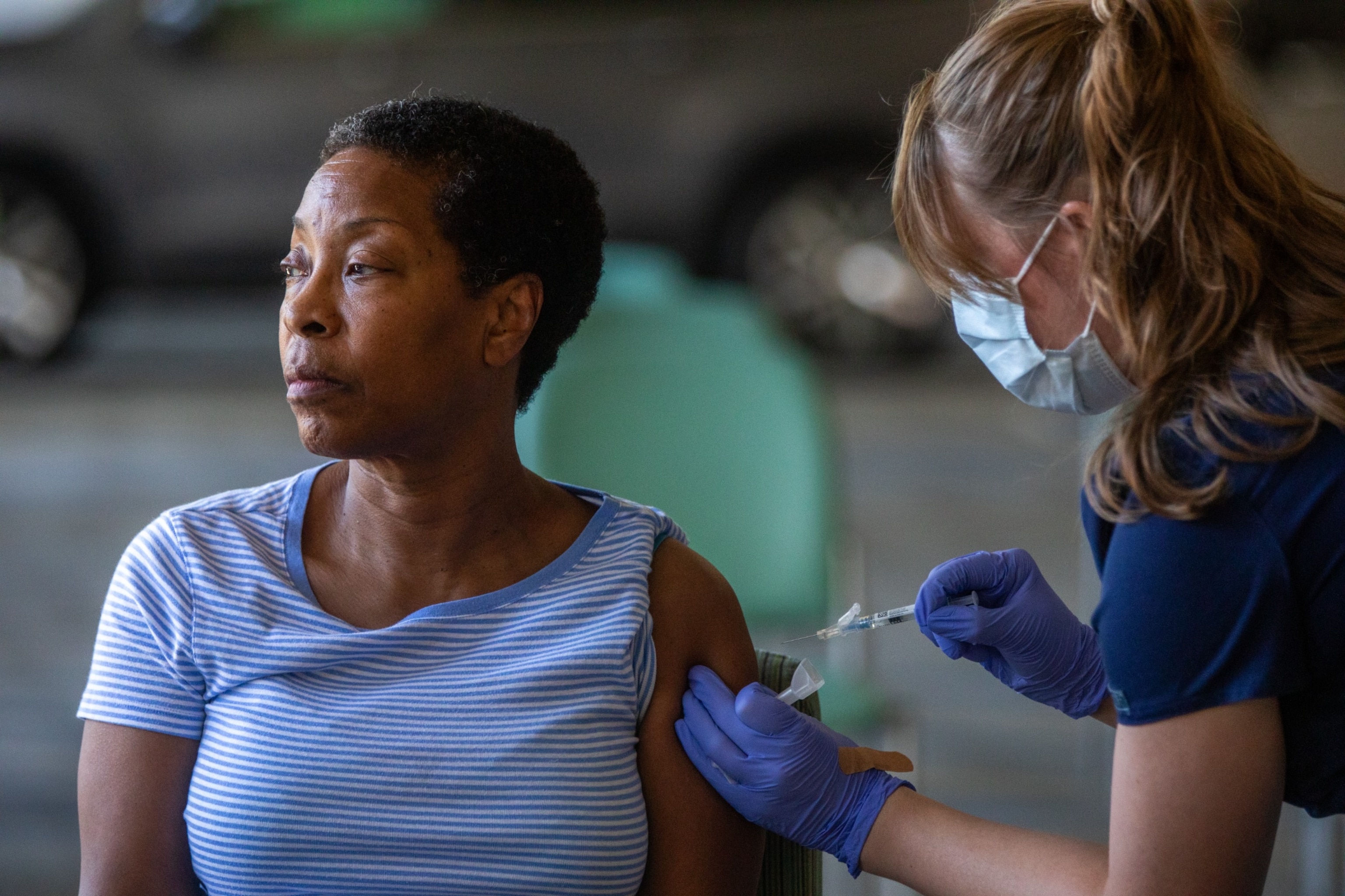 FOTO: Denise Fractious, 68, iz Pasadene, prima svoje cjepivo protiv COVID-a tijekom klinike za cijepljenje protiv gripe i COVID-19 u Kaiser Permanente Pasadeni 12. listopada 2023. u Pasadeni, Kalifornija.
